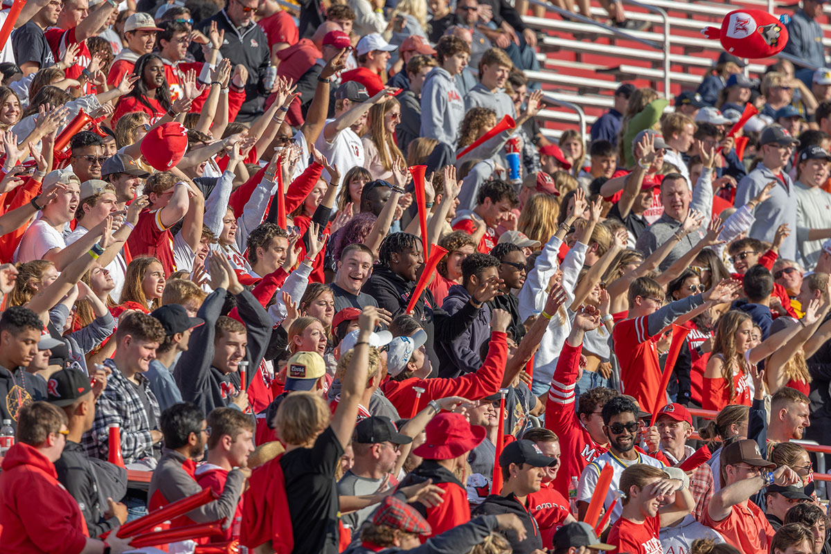 Fans watch the Homecoming parade